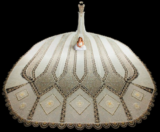 Illustration for article titled For the Bride Who Has Everything, a 400-Pound Wedding Dress